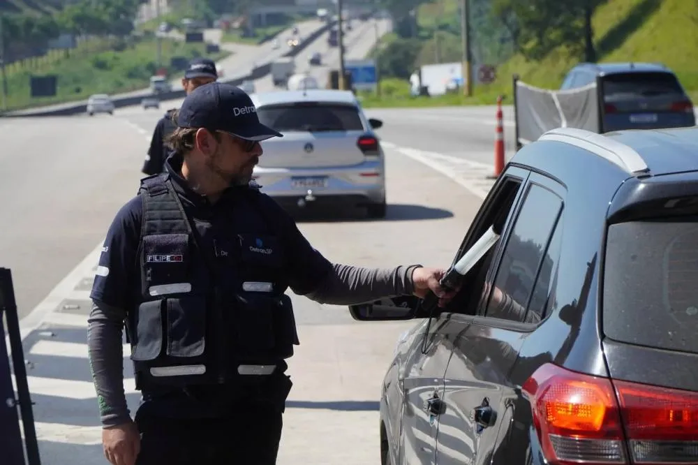 Recusar o bafômetro também gera multa de R$ 2.934,70 e suspensão da CNH